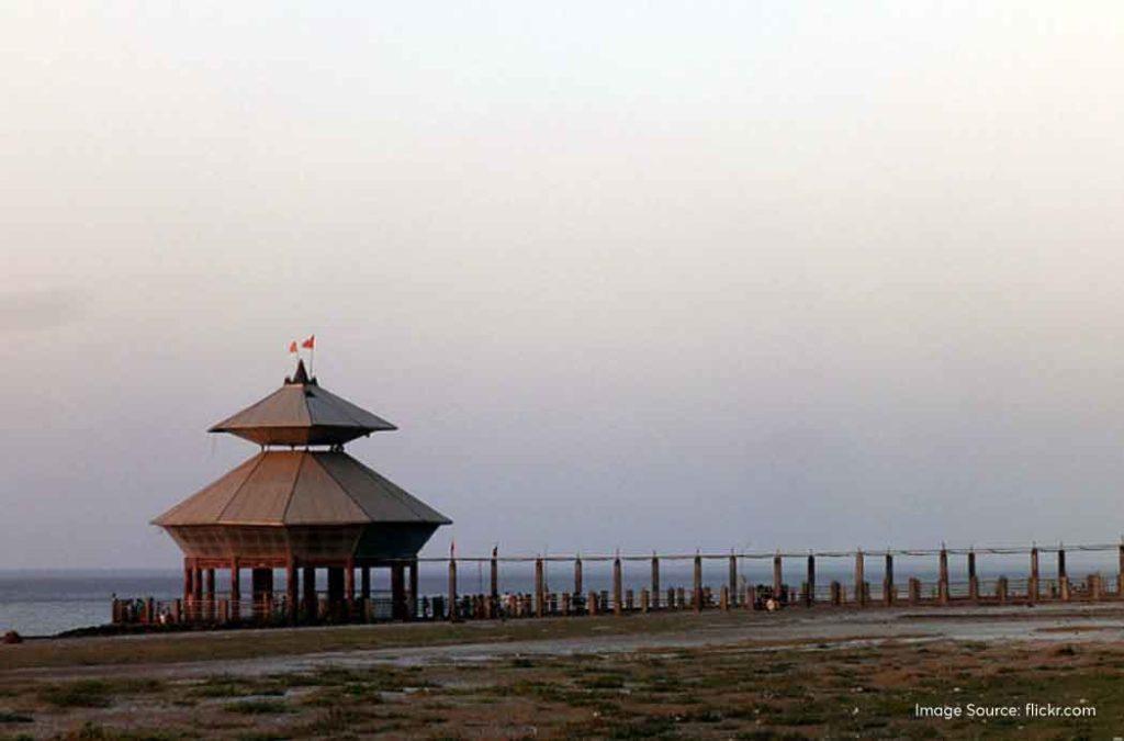 The temple has a very efficient drainage system. After the high tides, the water easily leaves and doesn’t accumulate. 