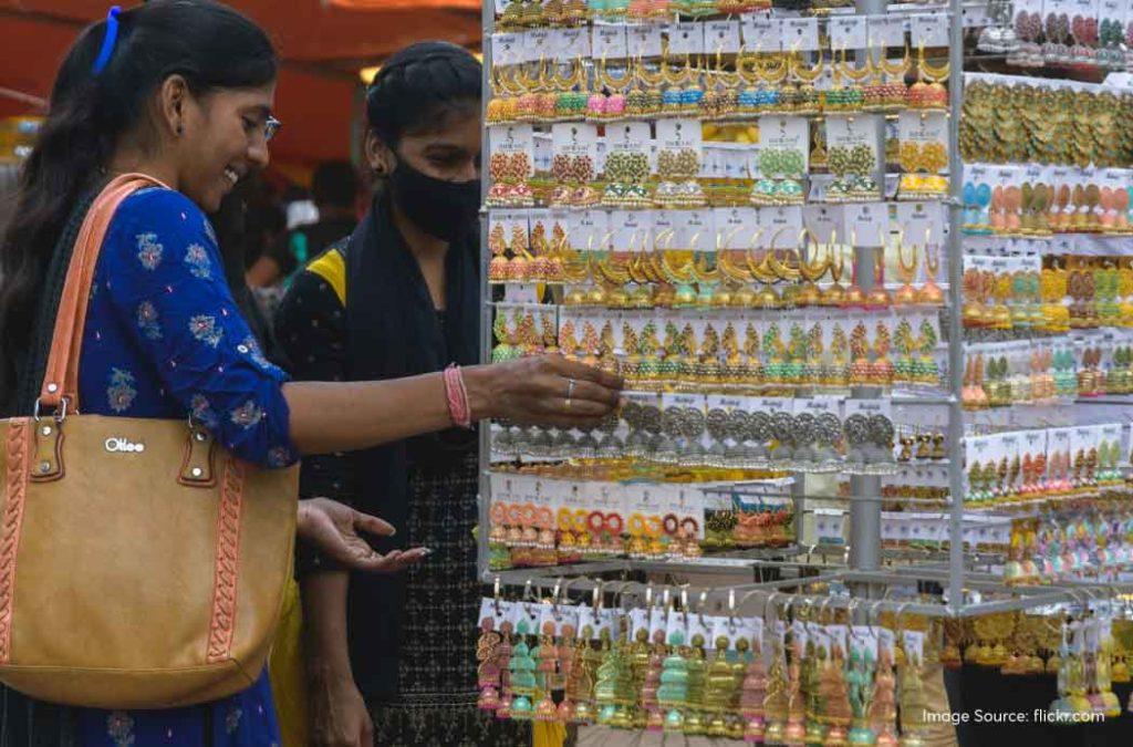 If you are searching for jewellery and accessories during your Charminar shopping time, know that pearls are not the only things you will find here. 