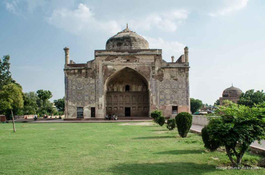 Check out the best places to visit in Agra