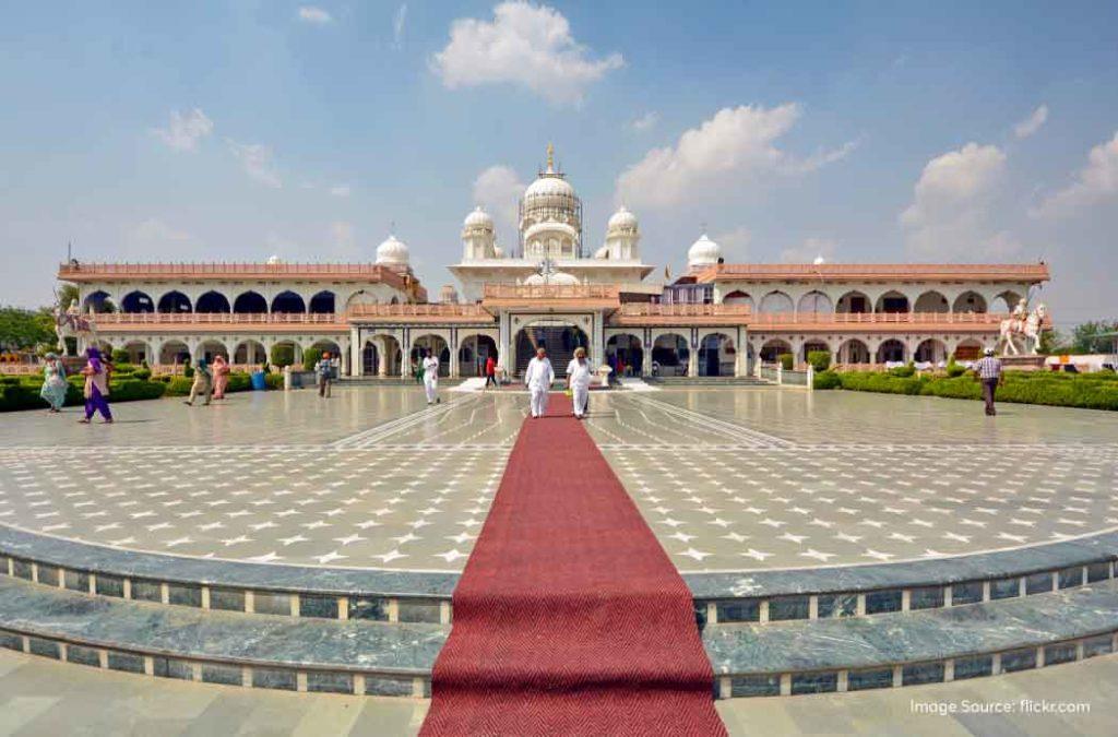 Check out the best places to visit in Agra