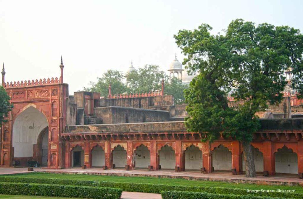 Check out the best places to visit in Agra