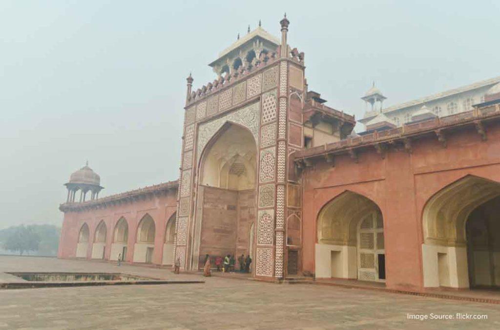 Here is the list of big forts in Agra for a historic exploration