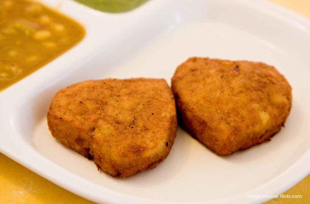 Check out the best and famous food of Maharashtra