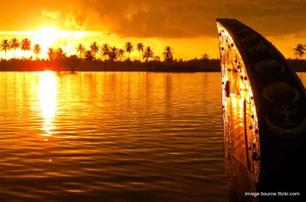 Vembanad Lakebackwater is one of the tourist places to visit in Kottayam.