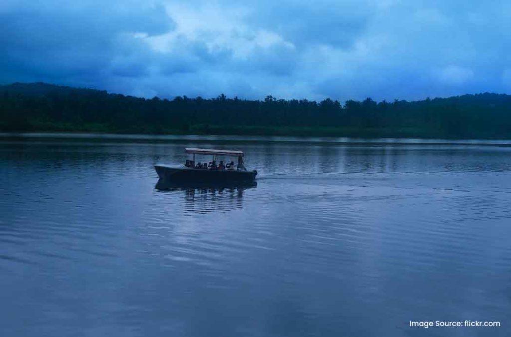 Enjoy water activities like boatrides in winter, the best weather to explore the beauty of the place.