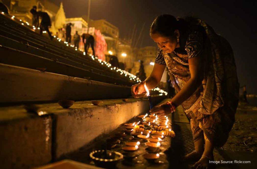 Devotee light diyas on Mauni Amavas to remember their ancestors.