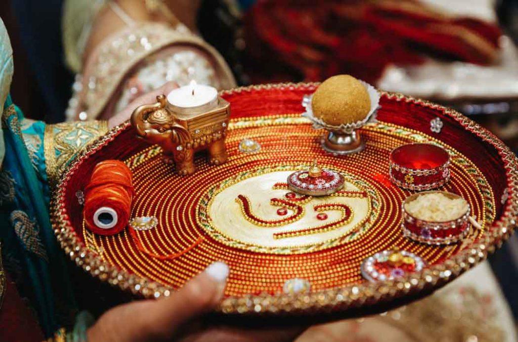 Til ladoo, moli, roli and diya are offered to Lord Ganesha on Sakat Chauth.