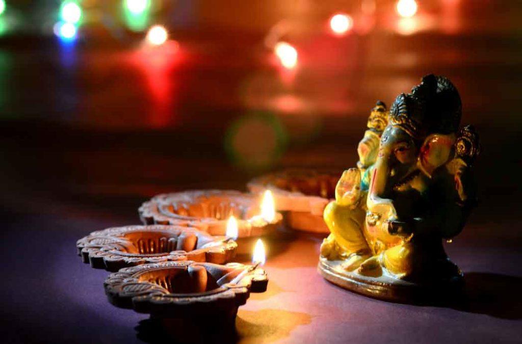 Diyas are offered to Lord Ganesha on Sakat Chauth.