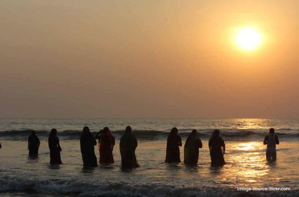 Devotees take holy bath in the rivers, lakes and sea on the occasion of Chhath Puja.