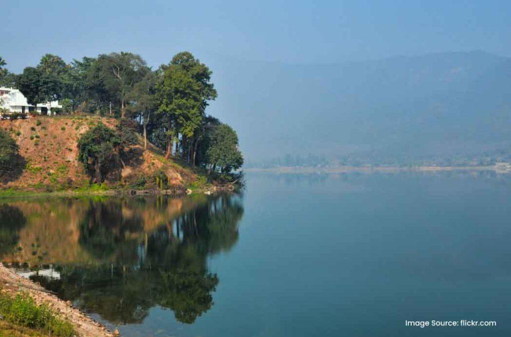 A large number of devotees gather around Dinna Lake, Jamshedpur for Chhath Puja celebrations.